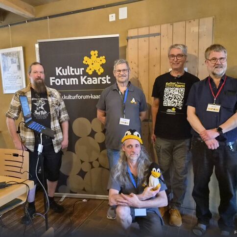 Gruppenfoto beim Tuppenhof, Kaarst, mit Teilnehmern des Kultur Forum Kaarst in freundlicher Atmosphäre. | © Antonella Malomo
