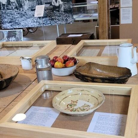 Historische Ausstellungsstücke und Alltagsgegenstände im Tuppenhof, Kaarst, auf einem Holztisch angeordnet. | © Name