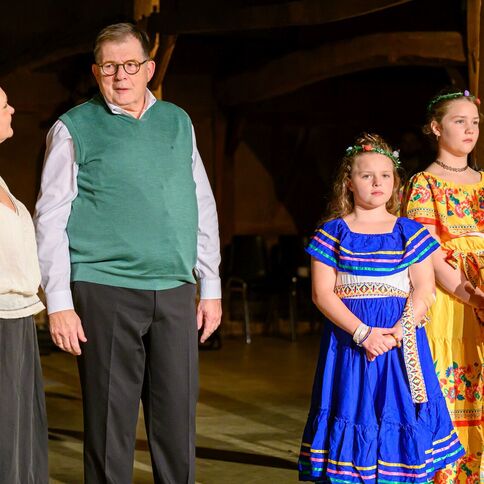 Eine Frau, ein Mann und drei Mädchen in bunten Kleidern stehen bei einer Aufführung im Tuppenhof in Kaarst.