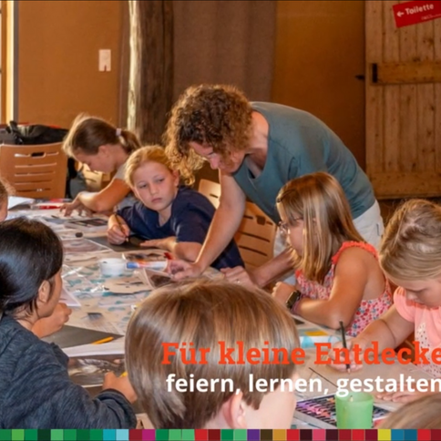 Kinder gestalten kreativ beim Tuppenhof in Kaarst, lachen und lernen in einer lebhaften Gruppenaktivität.