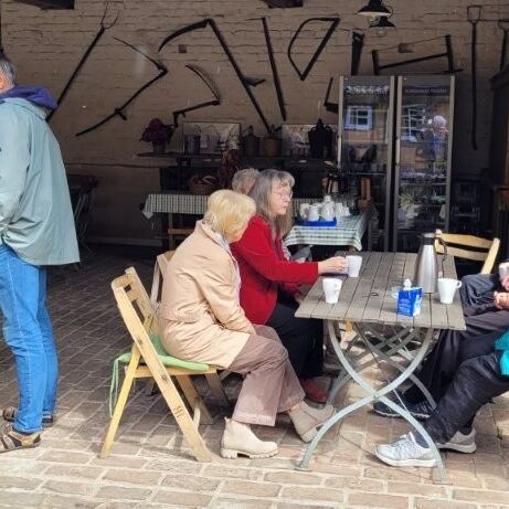 Besucher genießen den Tag im Tuppenhof Kaarst bei Gesprächen und Getränken im gemütlichen Innenraum. | © Name