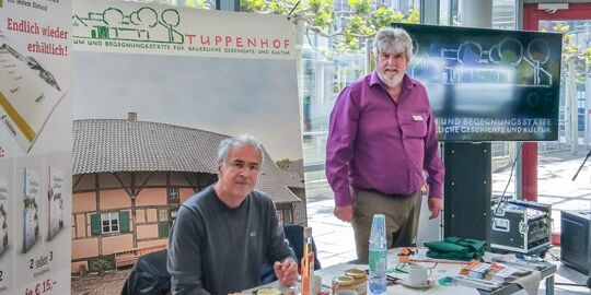 Jean-Pierre Clert und Jürgen Rau vom Tuppenhof suchten auf der „Ehrenamtlerbörse” der Stadt Kaarst weitere Ehrenamtler für den Tuppenhof — sogenannte „Tuppis”