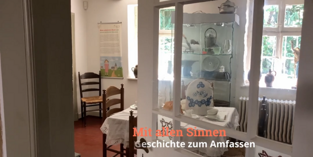 Ein einladender Blick ins Tuppenhof in Kaarst mit liebevoll gedecktem Tisch und nostalgischen Ausstellungsstücken.