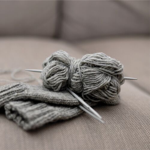 Mädchen lernten das Stricken von Socken zuhause oder in der Schule. © Pixabay, congerdesign