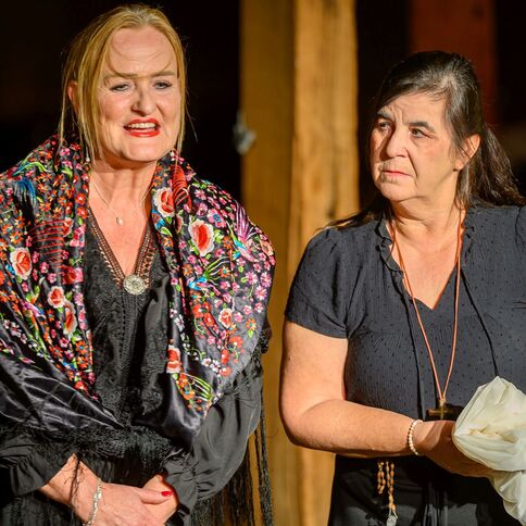 Zwei Frauen in traditioneller Kleidung führen auf der Bühne des Tuppenhofs in Kaarst ein emotionales Theaterstück auf.