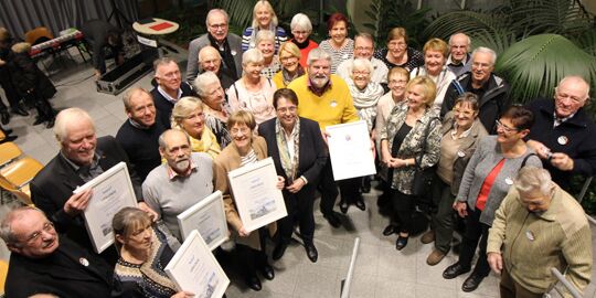 Die ehrenamtlichen Helferinnen und Helfer auf dem Tuppenhof werden mit dem erstmalig ausgelobten Ehrenpreis gewürdigt.