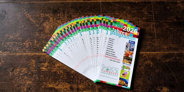 Ein fächerartig angeordnetes Jahresprogramm 2026 des Tuppenhofs in Kaarst zeigt verschiedene Veranstaltungen und Workshops.