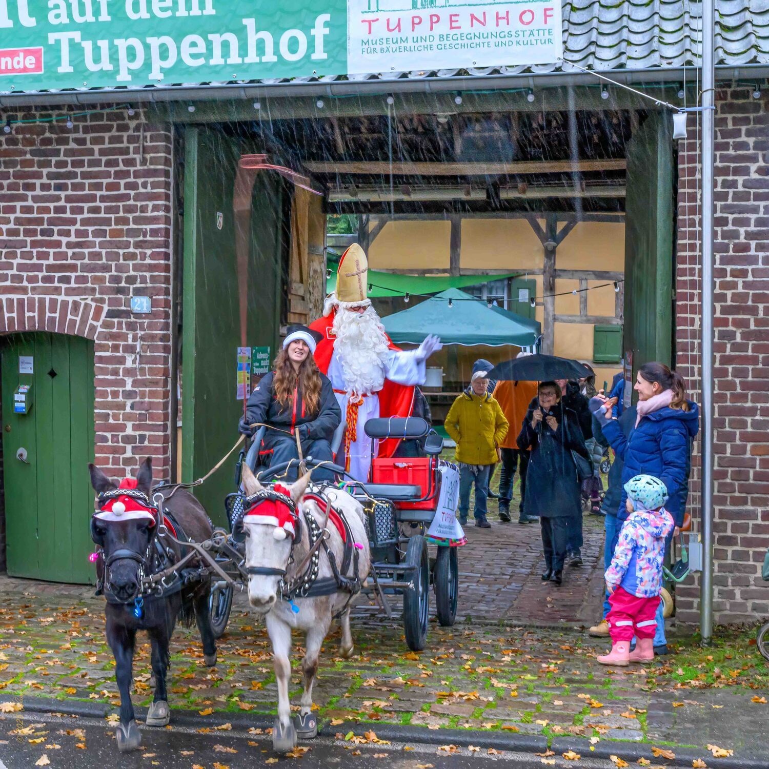 Ein fröhlicher Nikolaus auf einer Kutsche grüßt Besucher beim Tuppenhof in Kaarst.