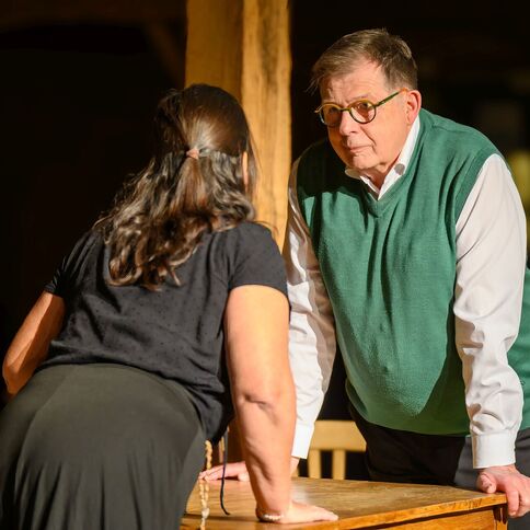 Ein Mann und eine Frau stehen sich in einer intensiven Diskussion im Tuppenhof in Kaarst gegenüber.