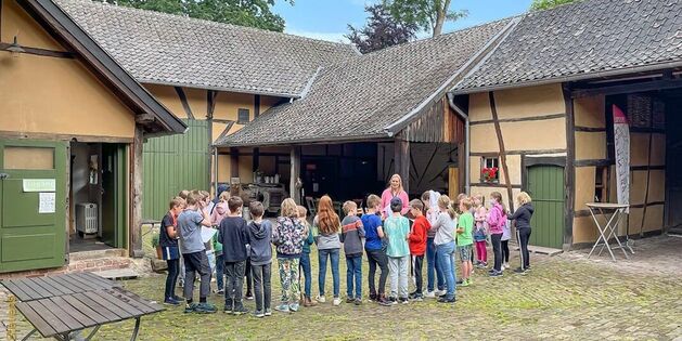 Die vierte Klasse der Grundschule Vorst besuchte heute den Tuppenhof; Foto: (c) Klaus Stevens, Kaarst