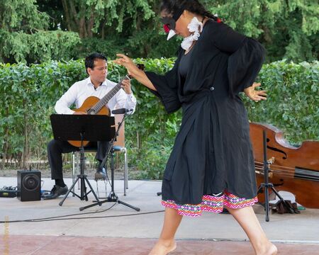 Kathy Molina / Tanz; Juan Carlos Navarro / Gitarre & Moderation; Foto: Copyright by Klaus Stevens Kaarst