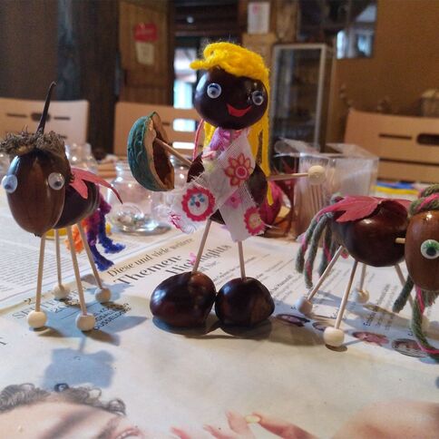 Rindenmonster und Kastanienkerle   (Eltern-Kind-Aktion für Kita- und Grundschulkinder) auf dem Tuppenhof; Foto: Michaela Kura