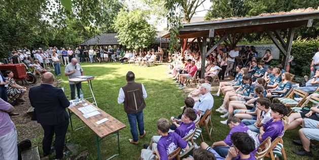 Eine große Versammlung im Tuppenhof, Kaarst, versammelt Zuschauer und Teilnehmer im Freien.