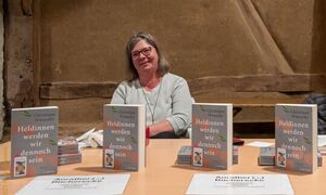 Der Büchertisch mit Claudia Kampers von der „Anrather Bücherecke“ (früher Buchhandlung am Maubishof) Foto: Copyright by Klaus Stevens Kaarst