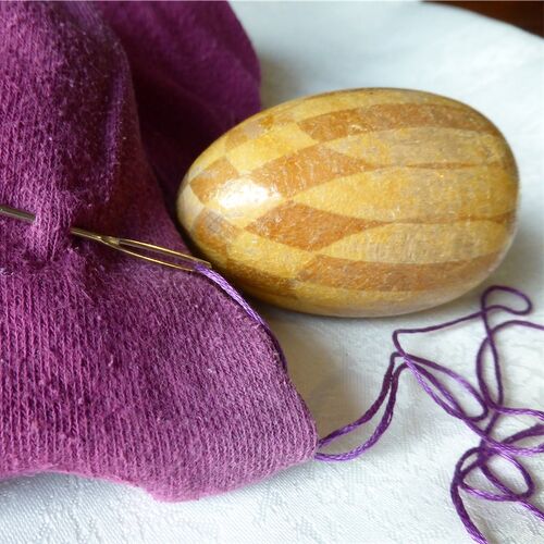 Löcher in Textilien wurden mit Hilfe eines Stopfeis geflickt. © Pixabay, Foto: Esther Merbt