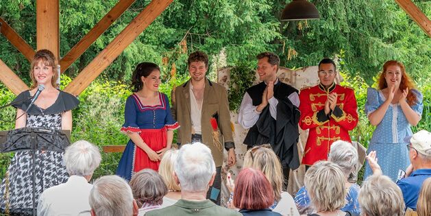 Das Ensemble mit der Intendantin Désirée Brodka; Foto: (c) Klaus Stevens