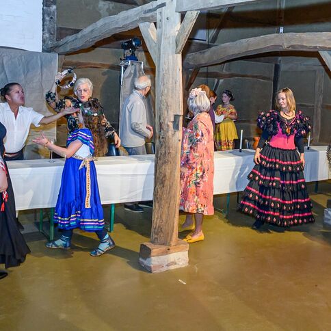 Menschen in bunten Kostümen genießen eine fröhliche Veranstaltung im historischen Tuppenhof in Kaarst.