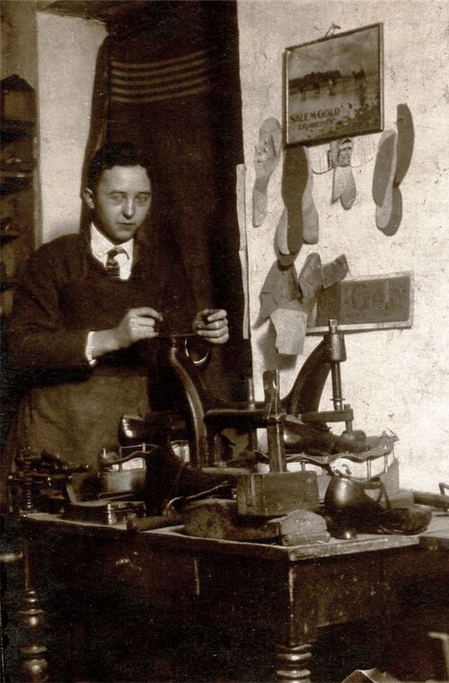 Lederschuhe sollten früher möglichst ein Leben lang halten und wurden sorgfältig gepflegt und immer wieder beim Schuster repariert, Kaarst, 1930er Jahre. © Stadtarchiv Kaarst