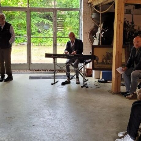 Im Tuppenhof in Kaarst lauschen Gäste einem Musiker am Keyboard während einer Veranstaltung. | © Name