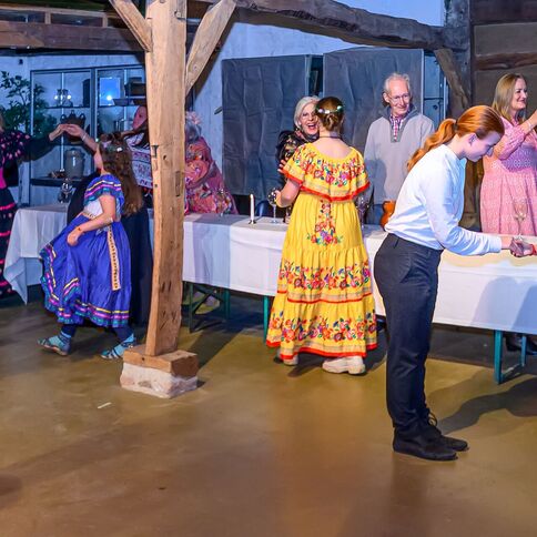 Menschen in traditionellen Kostümen tanzen und feiern im Tuppenhof in Kaarst.