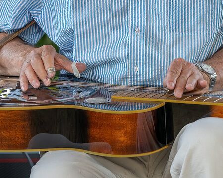 Die Dobro-Resonatorgitarre. Beim Spielen versetzen die Gitarrensaiten die Resonatoren in Schwingung, die den Ton der Saiten wie eine Membran verstärken; Foto: Copyright by Klaus Stevens Kaarst