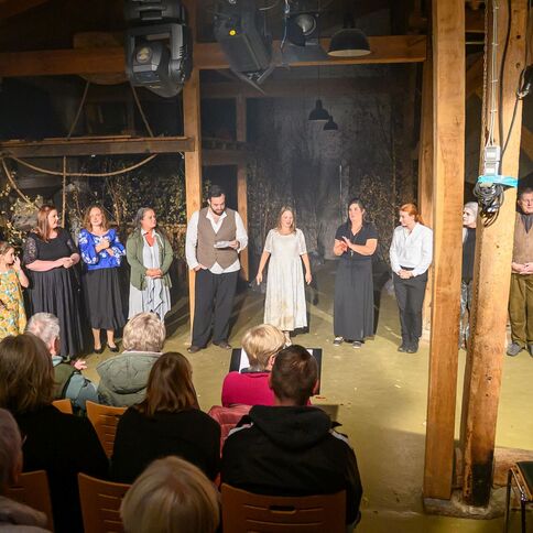 Darsteller stehen auf der Bühne des Tuppenhofs in Kaarst, während sie vom Publikum applaudiert werden.