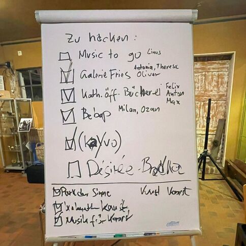 Eine Tafel im Tuppenhof in Kaarst zeigt eine To-Do-Liste mit abgehakten Aufgaben und verschiedenen Namen.