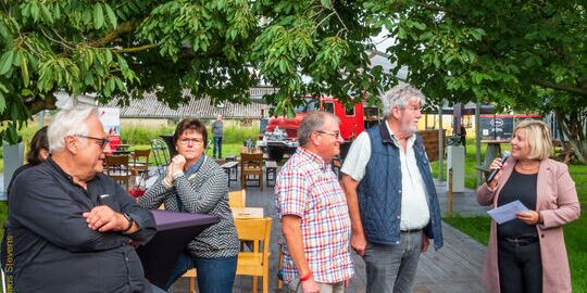 Bürgermeisterin und Kuratoriumsvorsitzende Ursula Baum und der Stiftungsvorsitzende Dr. Volker Gärtner überreichen auch dem Museumsförderverein des Tuppenhofs einen Spendenscheck der Sparkassenstiftung Kaarst-Büttgen