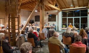 Sehr gut besucht war die Lesung in der Scheune des Tuppenhofs. Foto: Copyright by Klaus Stevens Kaarst