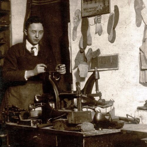 Lederschuhe sollten früher möglichst ein Leben lang halten und wurden sorgfältig gepflegt und immer wieder beim Schuster repariert, Kaarst, 1930er Jahre. © Stadtarchiv Kaarst