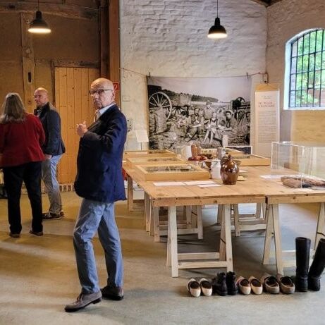 Besucher erkunden die Ausstellung im Tuppenhof in Kaarst, um historische Objekte zu entdecken. | © Name