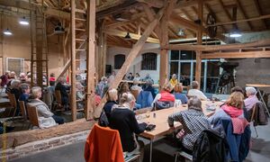 Sehr gut besucht war die Lesung in der Scheune des Tuppenhofs. Foto: Copyright by Klaus Stevens Kaarst