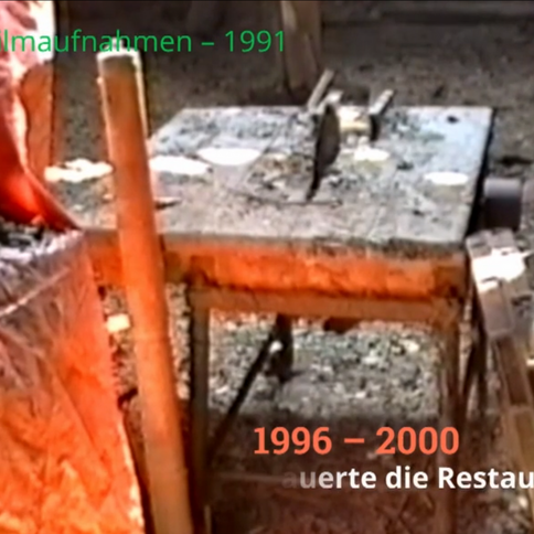 Ein alter Tisch im Tuppenhof Kaarst, umgeben von Werkzeugen und historischen Objekten, zeigt Restaurierungsarbeiten.