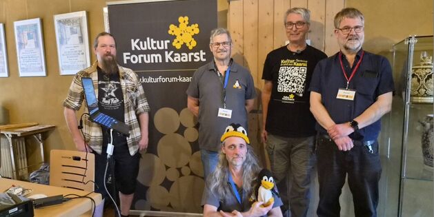 Gruppenfoto beim Tuppenhof, Kaarst, mit Teilnehmern des Kultur Forum Kaarst in freundlicher Atmosphäre. | © Antonella Malomo