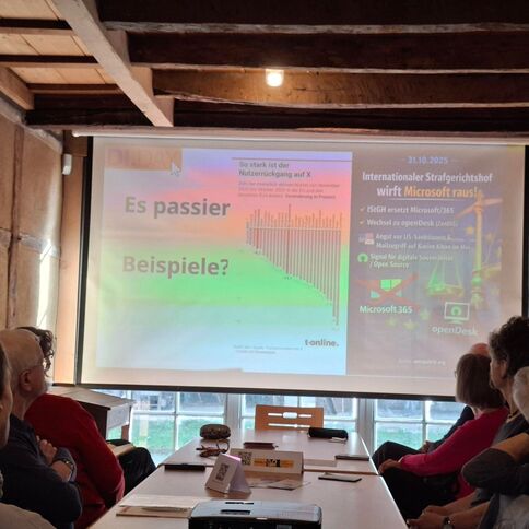 Teilnehmer im Tuppenhof, Kaarst, hören aufmerksam einem Vortrag über digitale Transformation und Microsoft-Alternativen zu.