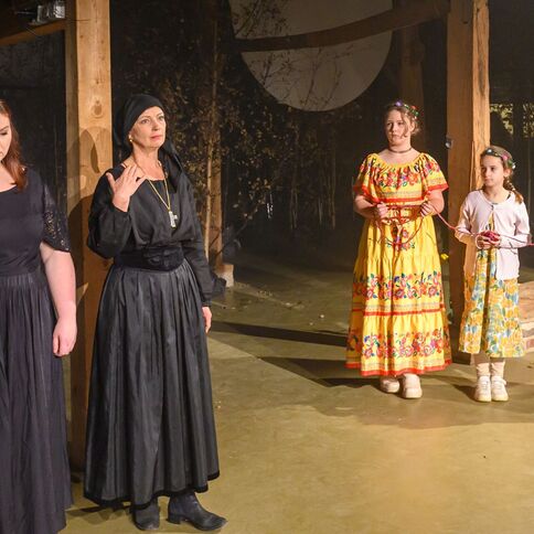 Fünf Frauen in bunten Kostümen stehen auf einer Bühne im Tuppenhof Kaarst und präsentieren eine Theateraufführung.