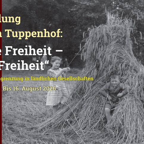 Die Ausstellung „Meine Freiheit – deine Freiheit“ auf dem Tuppenhof zeigt Kinder, die hinter einem Strohhaufen spielen.