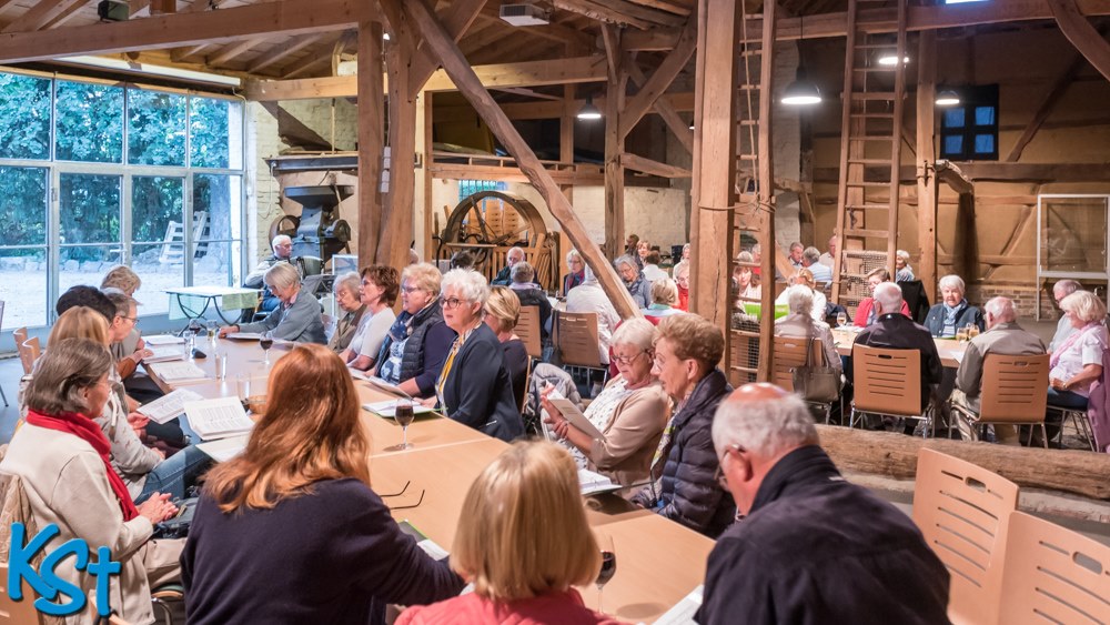 Offenes Singen mit Musikbegleitung von traditionellen Volks- und Heimatliedern für JUNG + ALT; Foto: Klaus Stevens