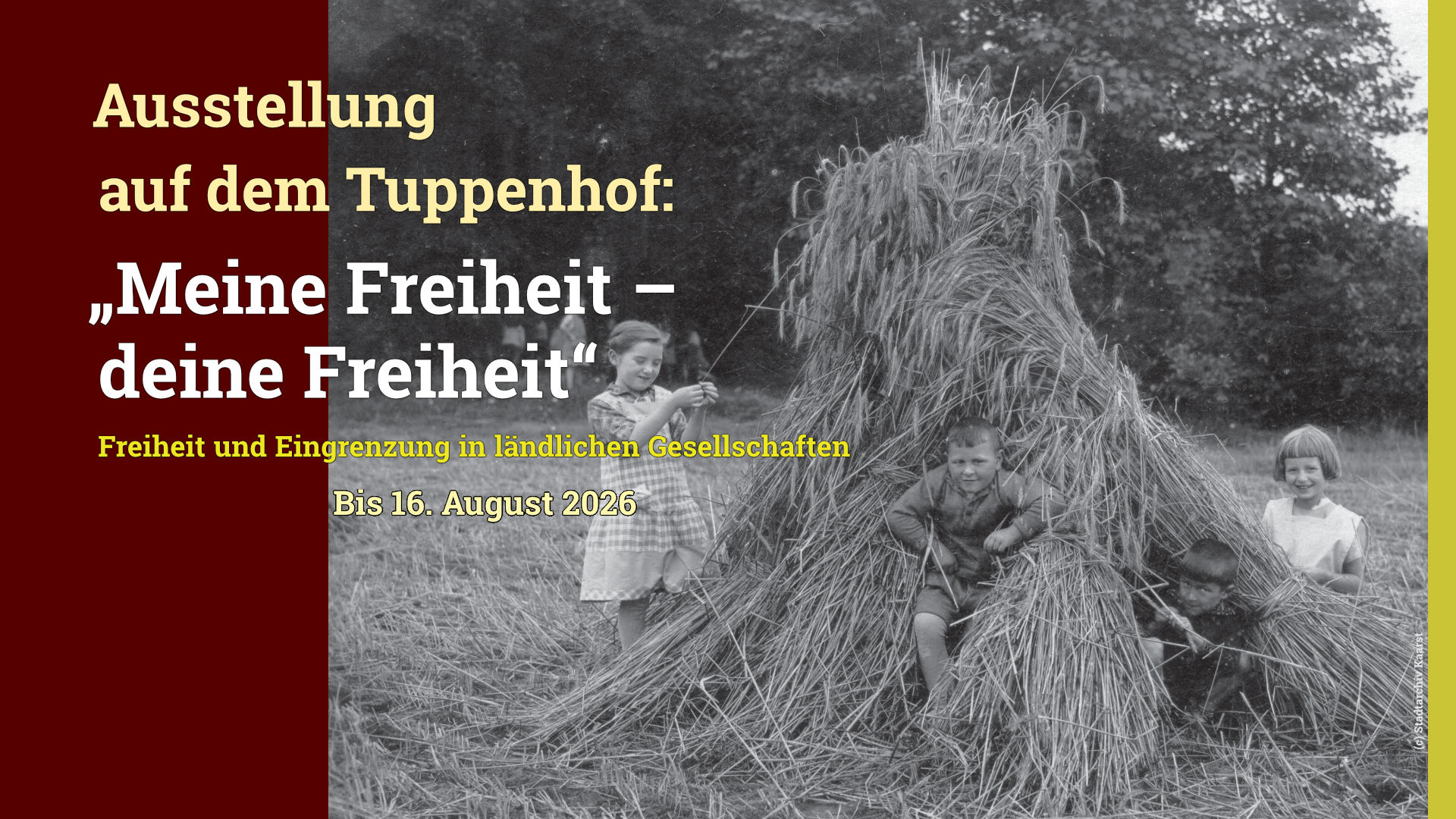 Die Ausstellung „Meine Freiheit – deine Freiheit“ auf dem Tuppenhof zeigt Kinder, die hinter einem Strohhaufen spielen.
