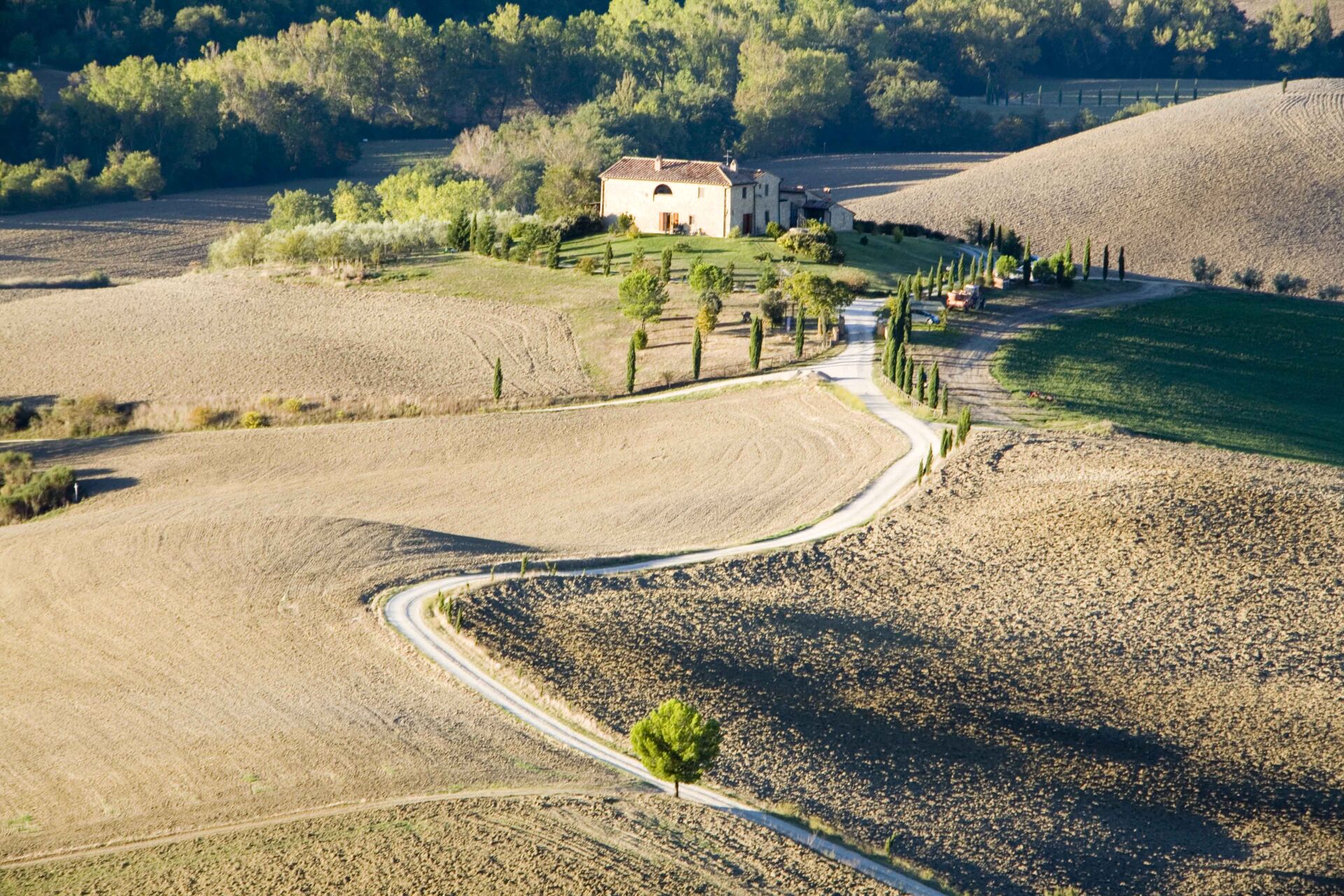 Ein malerischer Blick auf den Tuppenhof in Kaarst, umgeben von sanften Hügeln und üppigem Grün.