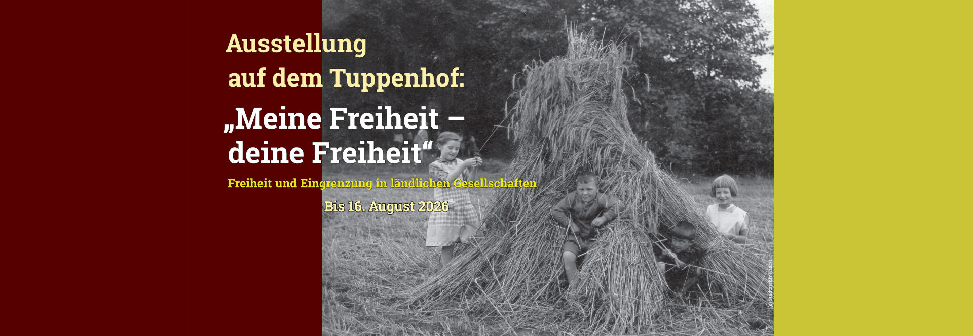 Die Ausstellung „Meine Freiheit – deine Freiheit“ auf dem Tuppenhof zeigt Kinder, die mit Heu spielen.