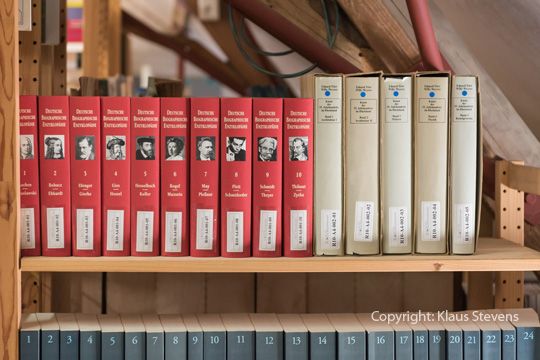 Nachschlagewerke und Lexika zur deutschen Geschichte in der Bibliothek des Tuppenhof