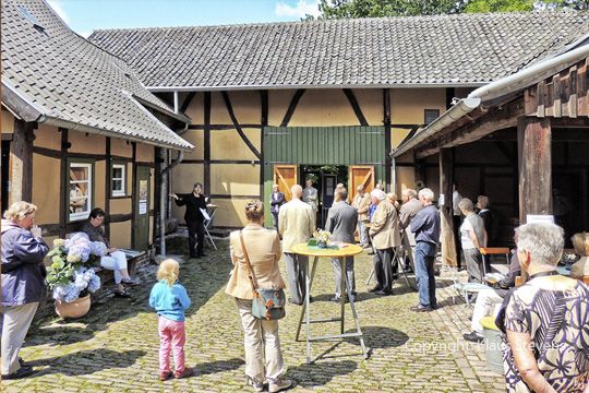 Ausstellungseröffnung im Innenhof des Tuppenhofs