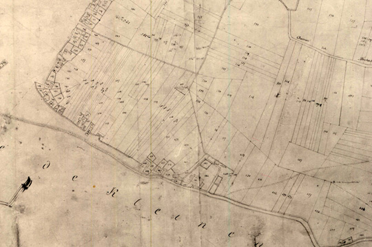 Die Katasterkarte von ca. 1811 zeigt die Anordnung der Höfe, wie sie sich wie Perlen an der Schnur entlang der Flottheide aufreihen