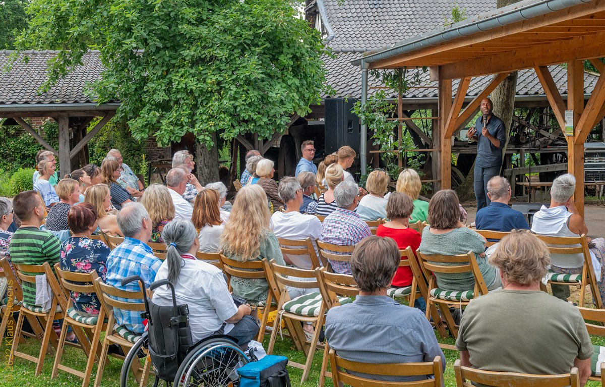 Dave Davis - Open Air im Bauerngarten des Tuppenhof Vorst; Foto: (c) by Klaus Stevens Kaarst