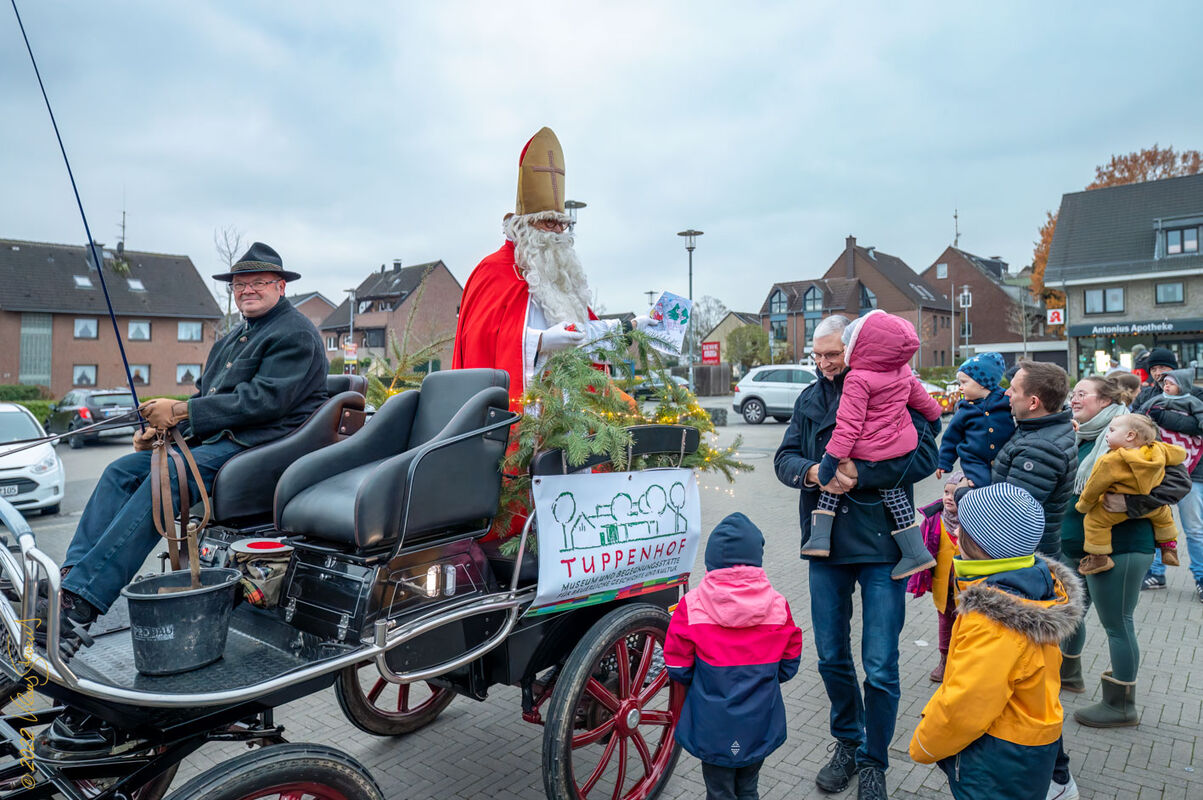 Der Nikolaus besucht in einer Kutsche die Kinder in Vorst; Foto: Klaus Stevens