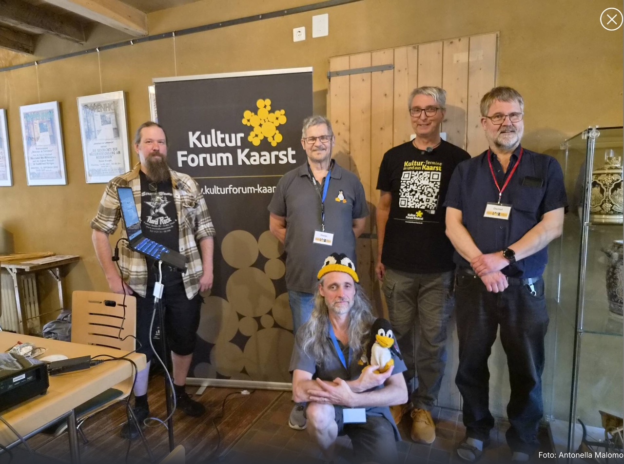 Gruppenfoto beim Tuppenhof, Kaarst, mit Teilnehmern des Kultur Forum Kaarst in freundlicher Atmosphäre. | © Antonella Malomo