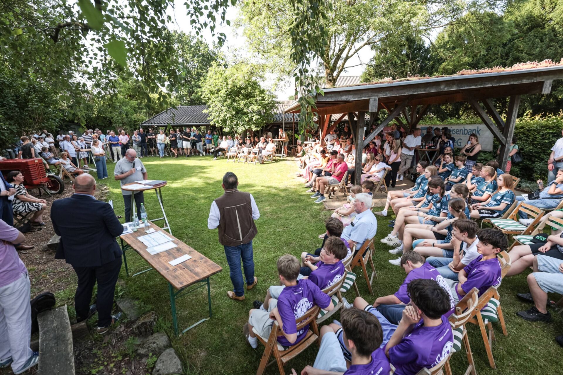 Eine große Versammlung im Tuppenhof, Kaarst, versammelt Zuschauer und Teilnehmer im Freien.